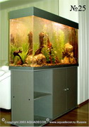 Серо-зеленый цвет тумбы и отделки аквариума как нельзя лучше подходит к цвету стен комнаты.