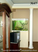 Пространство между стеной и колонной использовано для размещения декоративного аквариума.