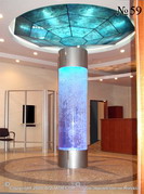 Аквариум в виде пузырьковой колонны строгой формы с цветной подсветкой расположен в центре холла.