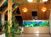 Интерьер зимнего сада в мансарде дополнен аквариумом, точно вписывающимся в габариты комнаты.