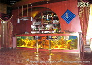 Барная стойка ресторана эффектно выделена при помощи размещенных в ней двух аквариумов.