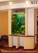 Высокий аквариум, встроенный в перегородку.
