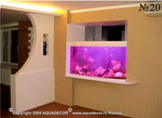 Оконный проем, оказавшийся при перепланировке квартиры внутри помещения, использован для размещения встроенного аквариума.
