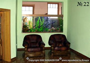 Встроенный аквариум отделяет холл от гостиной.
