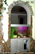 Окно, выходящее в тесный внутренний двор, решено задекорировать, встроив в проем аквариум.