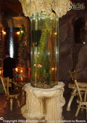 Аквариум-колонна в ресторанном дворике торгового комплекса «Три кита».