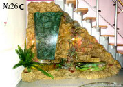 В декоративном водоеме плавает водяная черепашка, а со «скалистой стены» стекает водопад в виде водной панели.