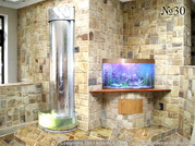 Композиция в стиле «хай-тек». Блестящие поверхности и лаконичная форма водной панели дополнены аквариумом строгой формыс цветной подсветкой.