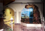 Греческие мотивы в декоре интерьера. Декоративный водопад с греческим пейзажем на заднем фоне и отделкой из искусственного камня.