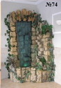 Декоративный водопад, в отделке которого использована имитация старинной каменной кладки, декорированная искусственными растениями.