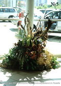 Декоративная композиция из искусственных растений и сухоцветов в интерьере автосалона.