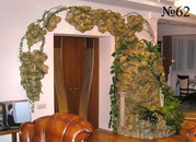 Холл оформлен водопадом с колоннами. Та же тема использована в дизайне стены у входной двери.