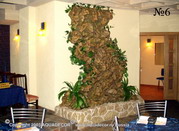 Пристенный водопад своей прихотливо изгибающейся формой и мягкими линиями растений оживляет прямую плоскость стены и привносит уют в зал ресторана.
