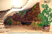 В бассейне среди скалистых берегов, уютно укрывшемся под лестницей, живет водяная черепашка.