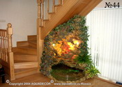 Пространство под лестницей можно эффективно использовать для размещения декоративного водопада.