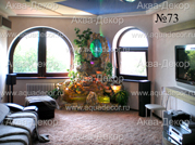 Мягкий ковер, удобные диванчики, плазменная панель телевизора и главная деталь интерьера домашний водопад, декорированный искусственными растениями.