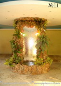 Зеркальный водопад-колонна расположен в центре помещения.