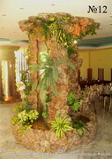 Объемная композиция, состоящая из декоративного водопада и зеркальной водяной панели, расположена в центре зала ресторана.