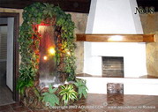 Интерьер загородного дома украшен зеркальным декоративным водопадом с бурлящим у его подножия «гейзером». Эффект гейзера создается при помощи специальной установки - смокера.