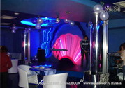 Неприглядные несущие колонны в ночном клубе усилиями дизайнеров компании АКВА-ДЕКОР превратились в стильные сверкающие зеркальные водопады-колонны по обеим сторонам сцены.