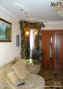 Пример размещения декоративного зеркального водопада в гостиной.