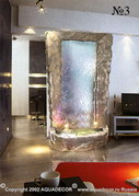 Блестящая «металлическая» рама зеркального водопада сочетается с аскетичным интерьером в стиле «хай-тек».