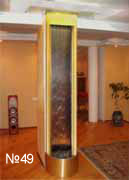 Несущая колонна задекорирована зеркальной водяной панелью.
