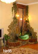 Камень, вода и натуральный бамбук органично сочетаются в этом декоративном зеркальном водопаде.